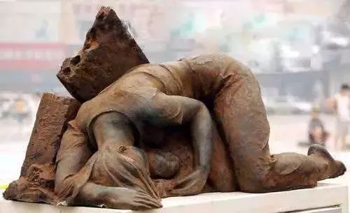 河南暴雨，她把女兒高高舉起：如果你還活著，一定要記得我愛(ài)你！